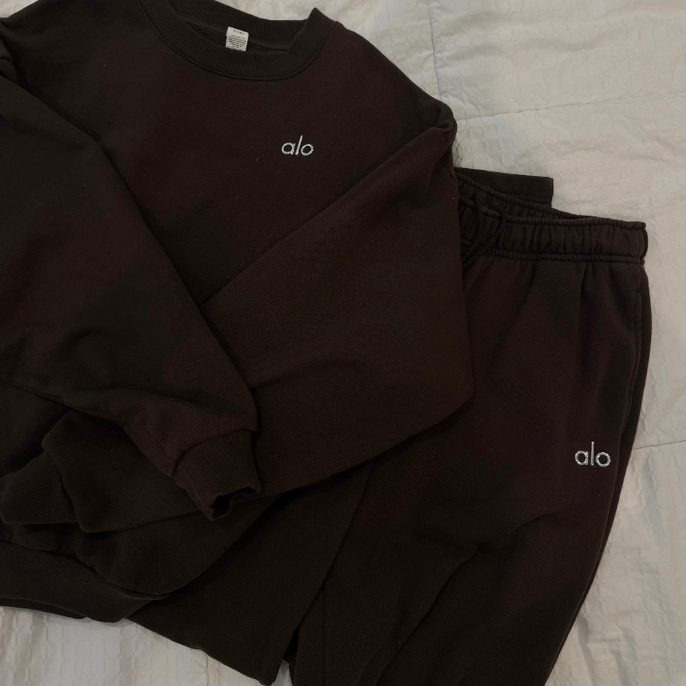 ALO Accolade Sweatset in Espresso - Size Small